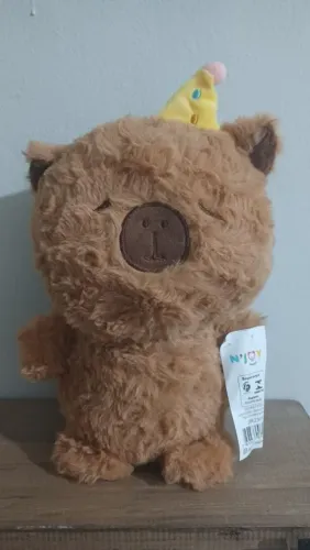 Capivara chapéu de aniversário pelúcia 