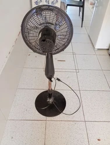 Ventilador com pé ajustável