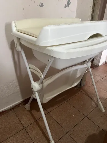 Banheira de bebê com suporte e trocador