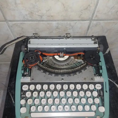 Máquina de Escrever Olivetti Antiga - Funcionando Perfeitamente (Verde)