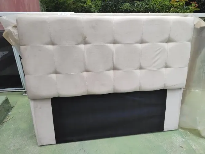 Cabeceira luxo (entregamos) box Casal Dobuê Sevilha largura 138cm em veludo bege