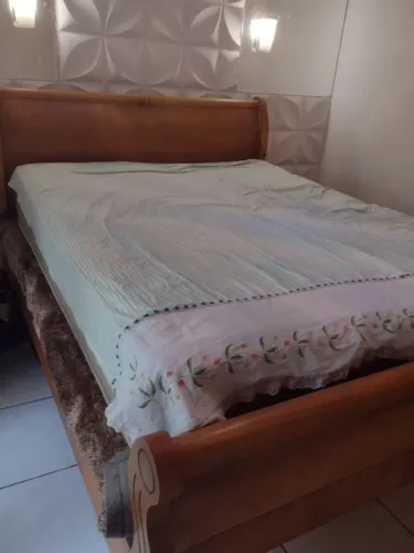 Vendo Cama Casal Queenn com Colchão