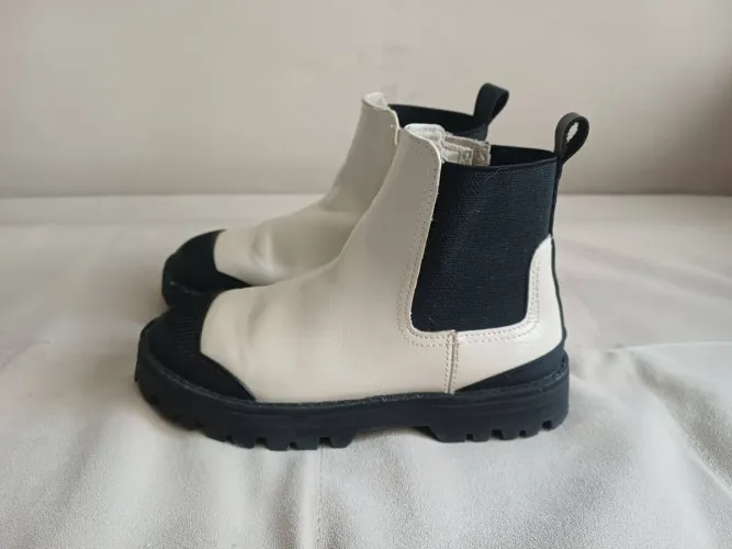 Bota Zara infantil menina Tam 26 palmilha mede 17.5 cm