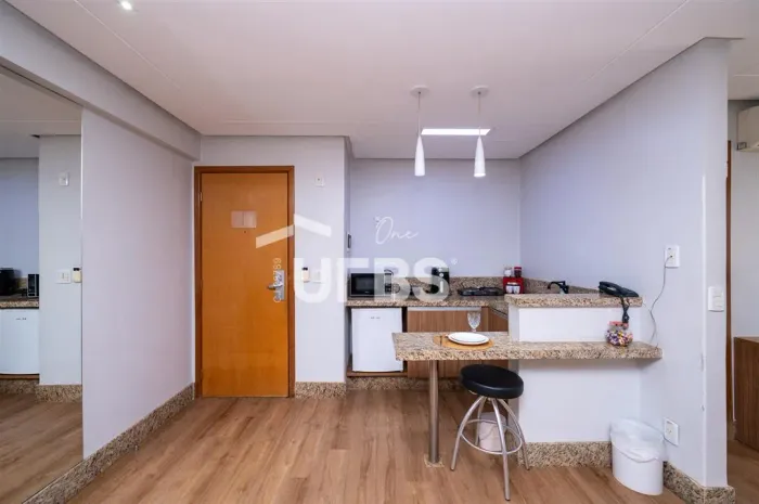 Flat à venda no Setor Oeste, mobiliado, com 1 quarto/sala, copa, banheiro, sacada e 1 vaga