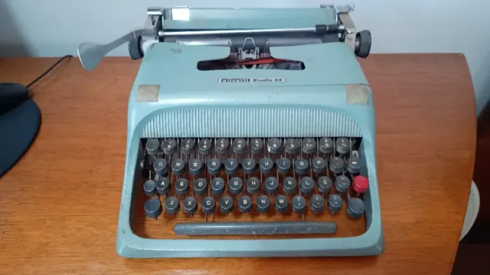 Máquina de escrever Olivetti Studio 44