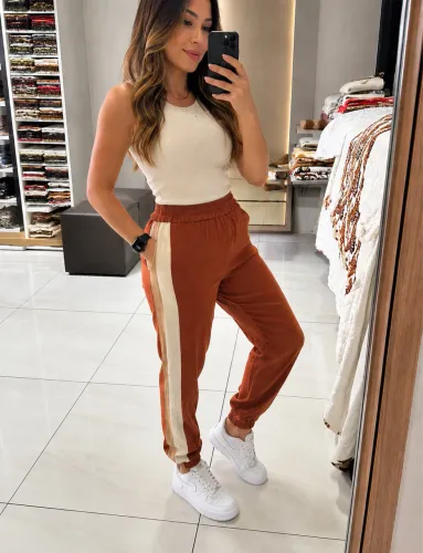 Calça joguer  em crepe tamanho M, veste P. Marca: ZINZANE. Usada sem avaria