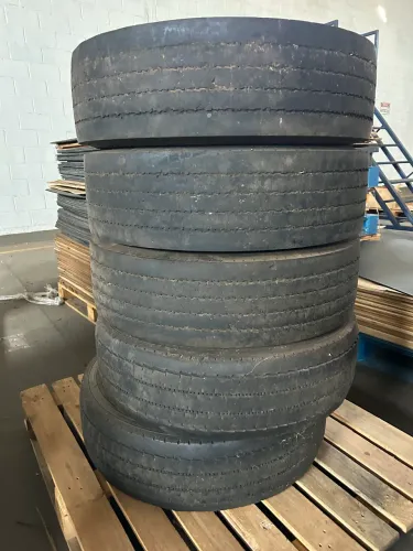 5 Pneu usado - Pirelli Aro 17.5 FR:01 235/75R17.5