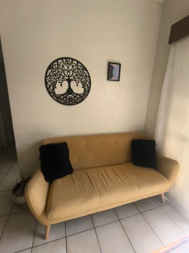 Sofá amarelo tres corpos com capa e almofadas