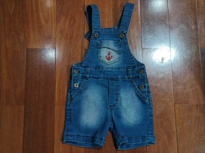 Jardineira jeans menino