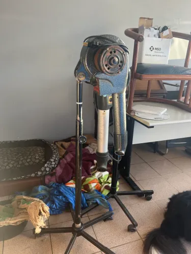 Secador vertical pet, marca venezia, 220V, ótimo funcionamento.