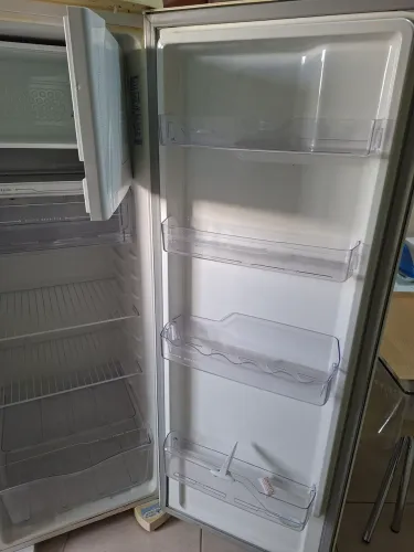 Vendo geladeira seme nova