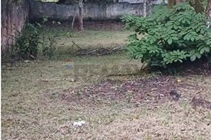 Vende-se terreno em Aldeia