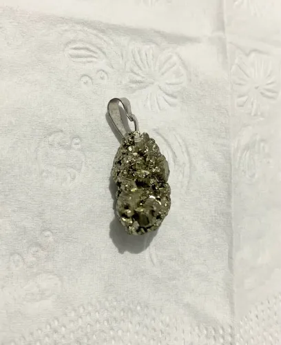 Vende-se Pingente de pedra natural Pirita com acabamento Prateado. R$ 25,00
