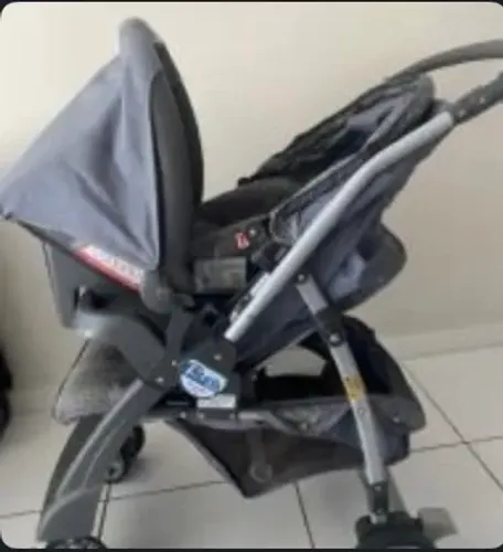 Carrinho de bebê e bebê conforto burigotto