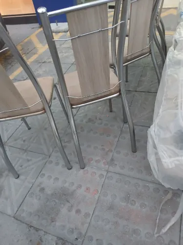 Mes e 5 cadeiras de inox com ascento estofado ( $$ 300 )