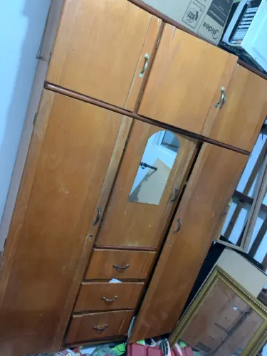 Guarda roupa de madeira maciça