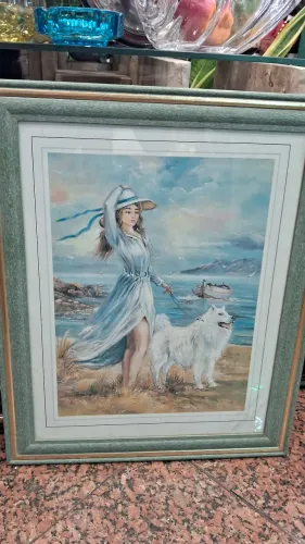 Quadro figura feminina com cachorro moldura madeira e vidro 57x47