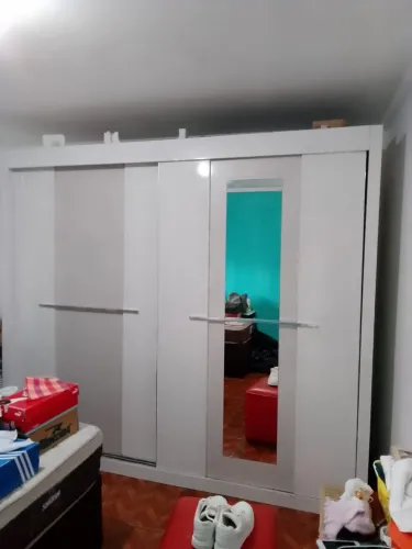Guarda-roupa grande branco com espelho e gavetas - ótimo estado