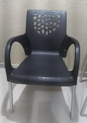 Poltrona Deluxe Preta com Pernas de Alumínio - Forte Plástico