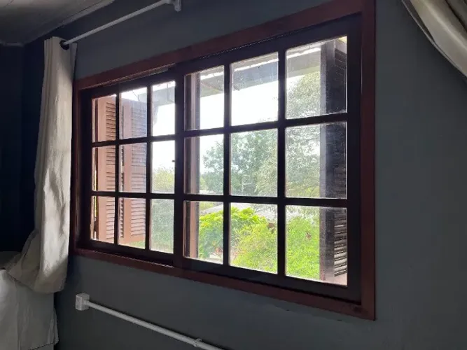 Janela com Veneziana de madeira de lei tratada 2x1,20m