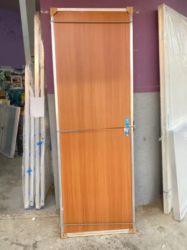 Porta de Madeira Com Esquadria de Alumínio