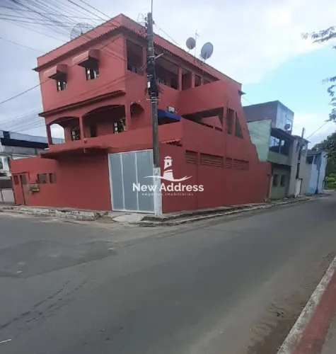 Prédio de 250m² à venda: casa com 3 quartos e ponto comercial + 4 apartamentos alugados.