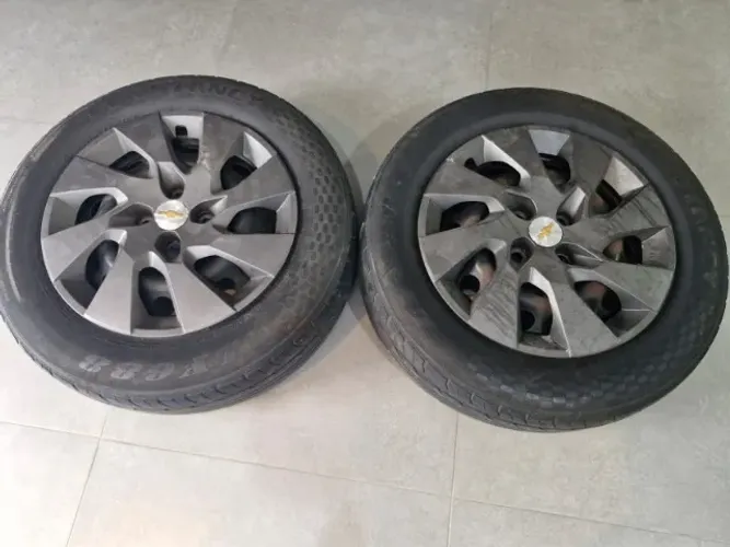 Rodas de ferro aro 15 com pneus meia vida 195/65