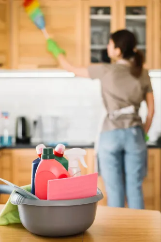 Contrata -se doméstica limpeza e cozinha no EUSÉBIO