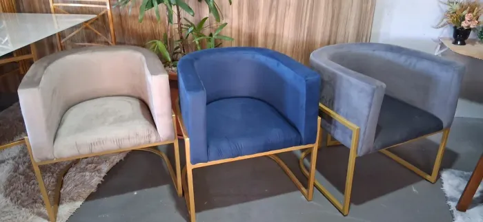 Lindas poltronas em estrutura dourada e tecido em Suede ,obs: preço por Unidade !$ 299 cad
