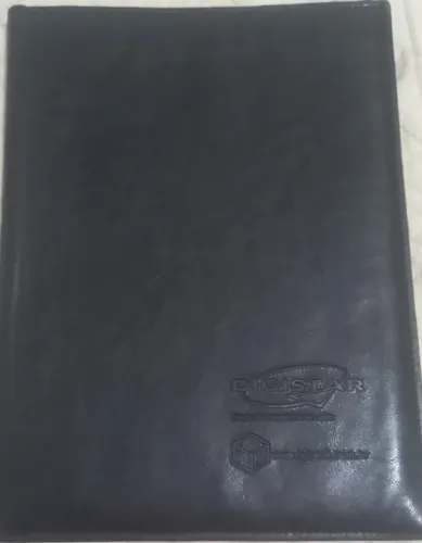 Pasta capa dura em couro e de elástico usada.