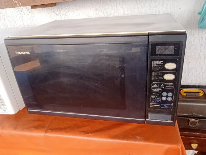 Microondas Panasonic 30 litros sem ferrugem.