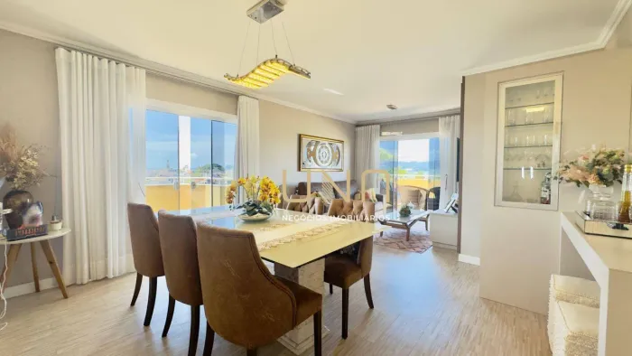 Cobertura com vista para beira mar continetal no bairro Balneário do Estreito, composta po