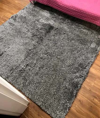 Tapete cinza peludo