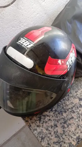 Capacete novo apenas usado umas 5 vezes vendi a moto por isto estou vendendo
