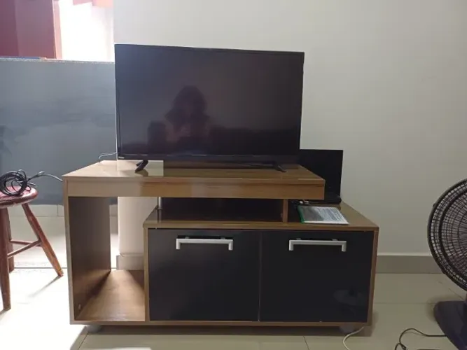 Rack para TV Amadeirado com Portas Pretas e Nicho