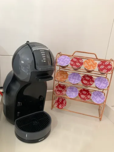 Cafeteira Dolce Gusto com porta-cápsulas e 13 cápsulas inclusas