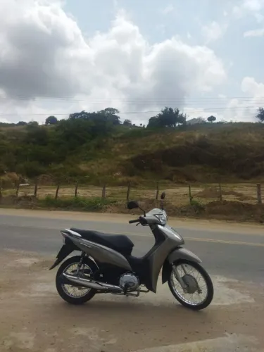Moto Honda biz 2024 Prata semi Nova pra vender