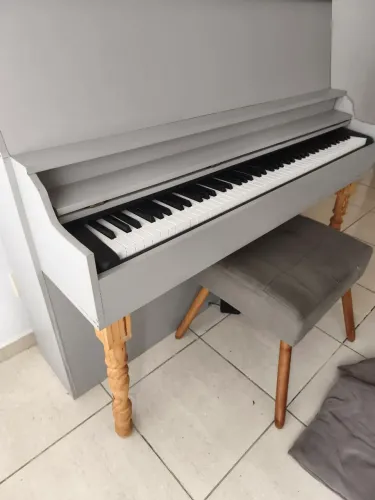 Piano Yamaha com Mesa de Canto Clássica