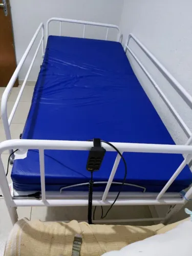 CAMA HOSPITALAR MOTORIZADA COM COLCHÃO