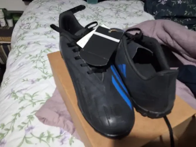 Chutera adidas preta e azul sem nunca ter usado