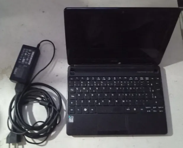 NETBOOK PORTÁTIL PARADO