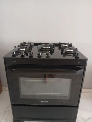 Fogão Sugar Max Glass, 5 bocas semi-novo, automático com prateleira de forno deslizante.