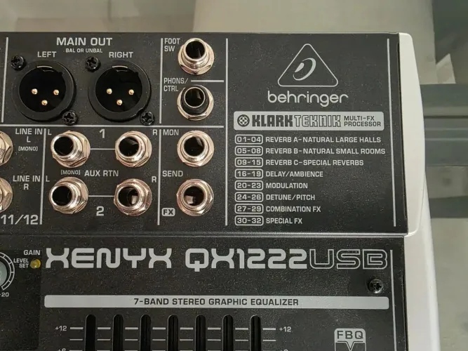 Mesa de áudio Behringer XENYX X1222 