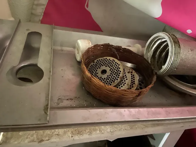 máquina de moer carne funcionando perfeitamente