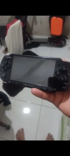 PSP 3001 desbloqueado e um UMD de need for speed.