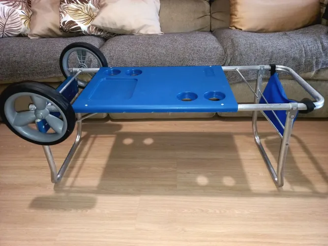 Carrinho para cadeiras de praia que vira uma mesa.