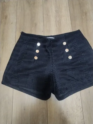 Short com tecido encorpado,com zíper de lado , botões na frente e bolsos