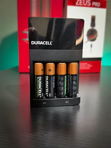 Kit Carregador de Pilhas + 4 Pilhas Recarregáveis Duracell