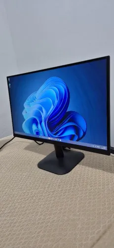 monitor AOC de 24 polegadas com taxa de atualização de 120Hz e design de borda infinita.