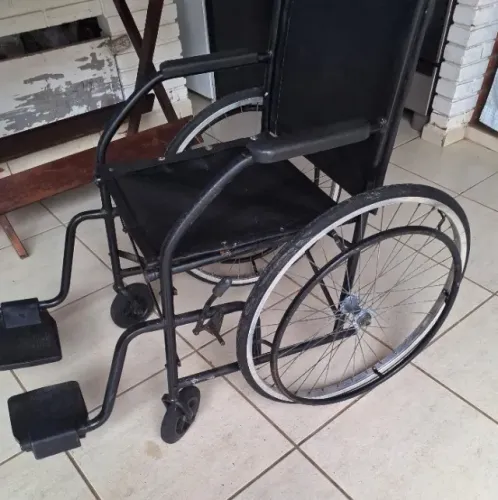 Cadeira de Rodas 100kg Dobrável Pneus Maciço